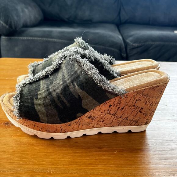 Minnetonka Women’s Wedge Sandals Size 7 Camo Cork Platform Slides Fringe Boho - Picture 2 of 8
